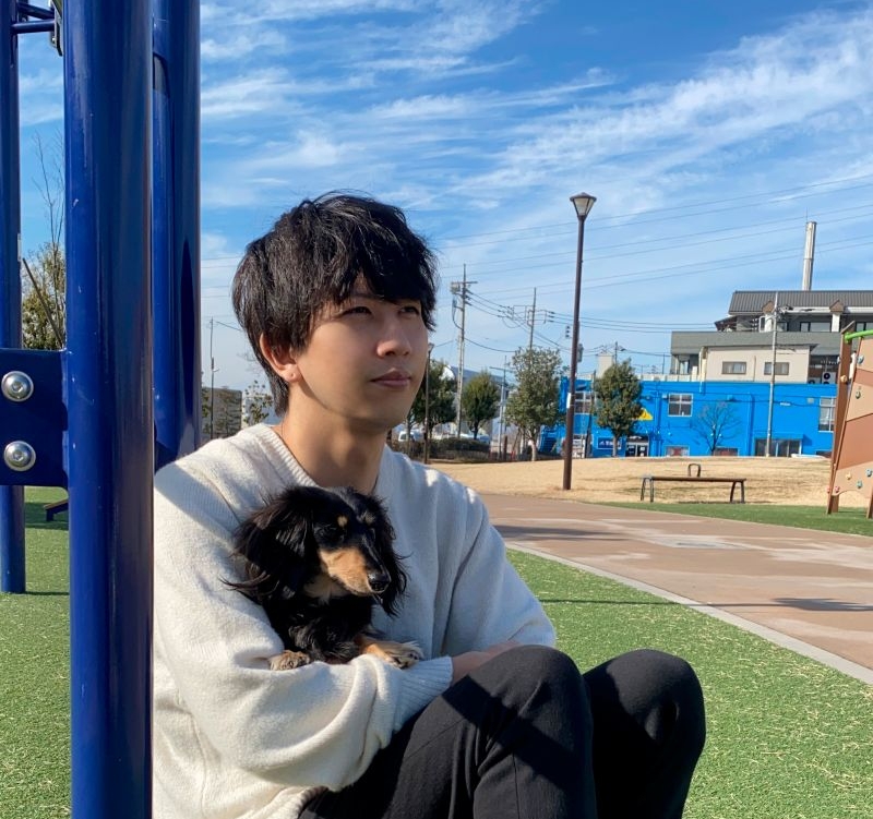 犬を抱いている高瀬さん