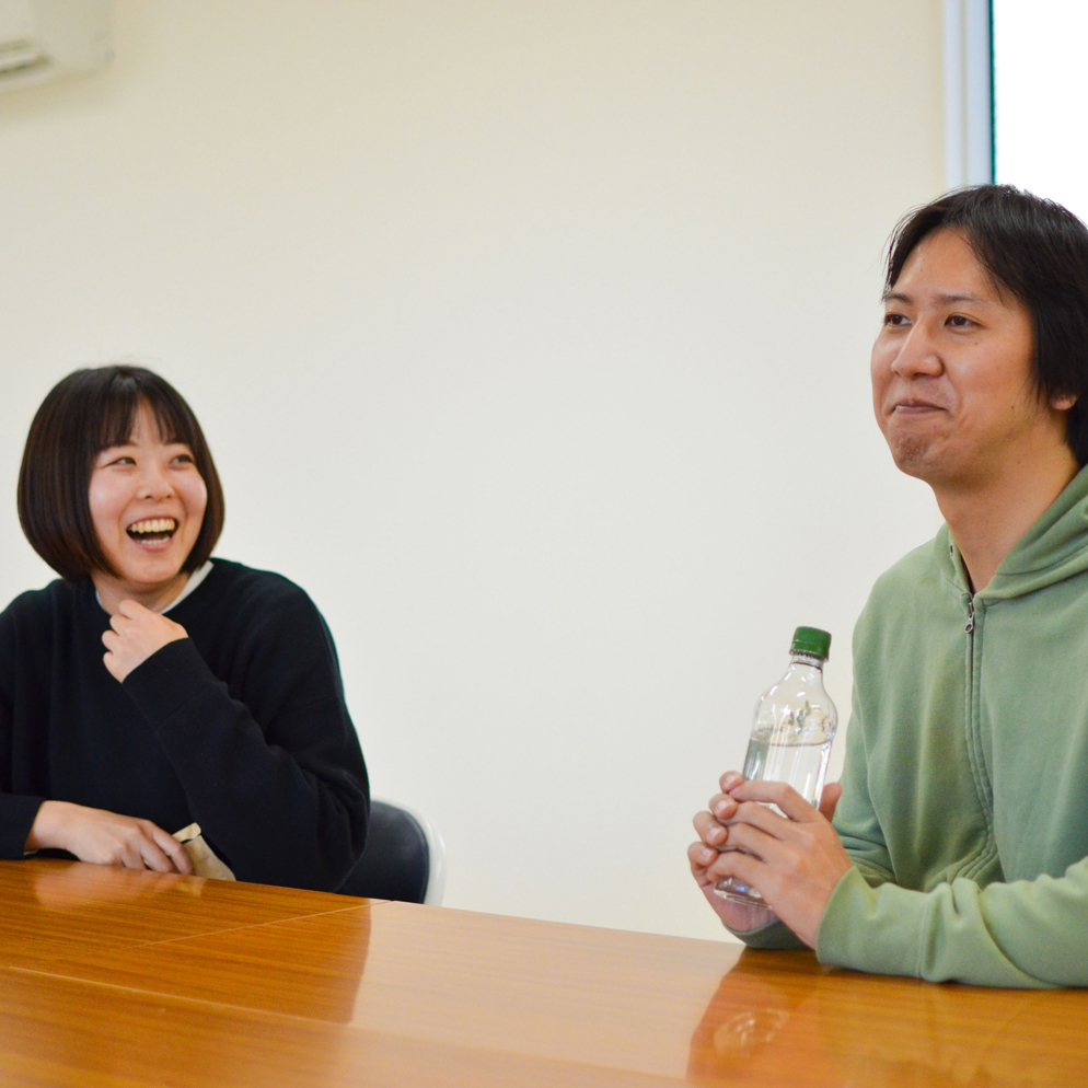 座談している様子