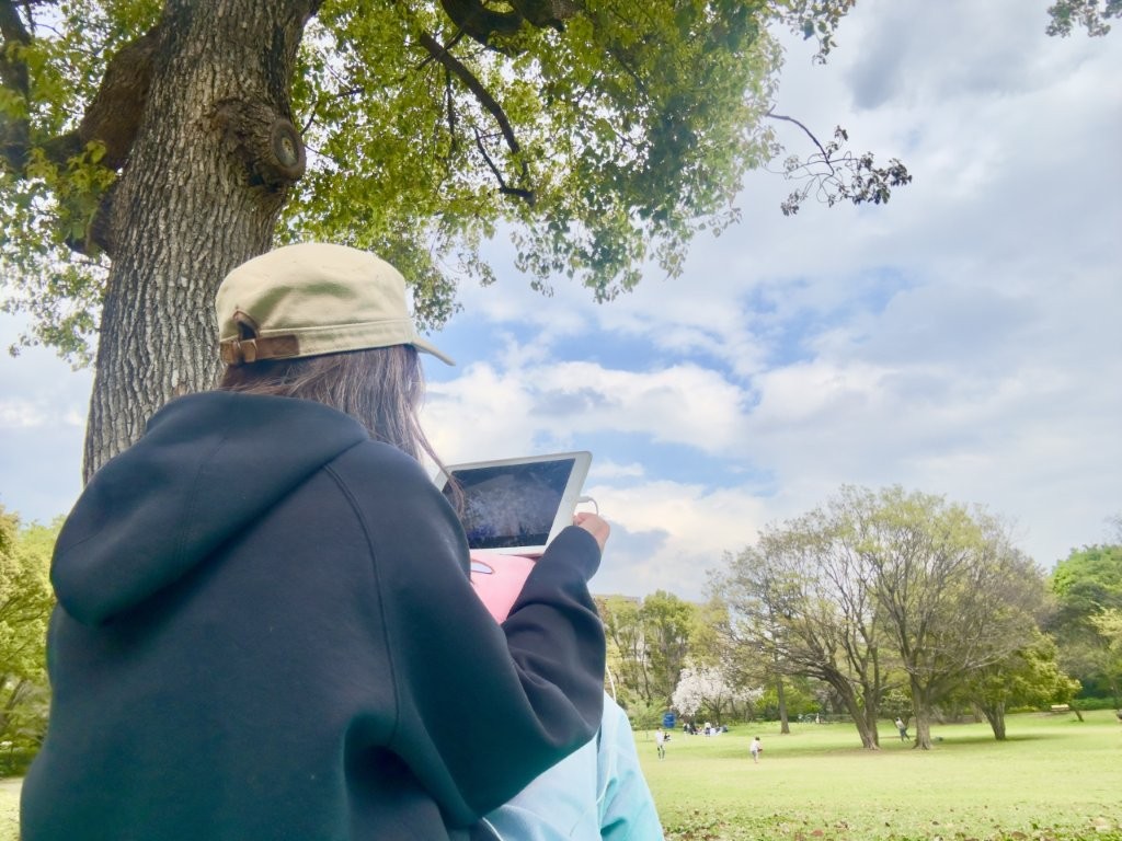 公園でゲームをしている熊谷さん