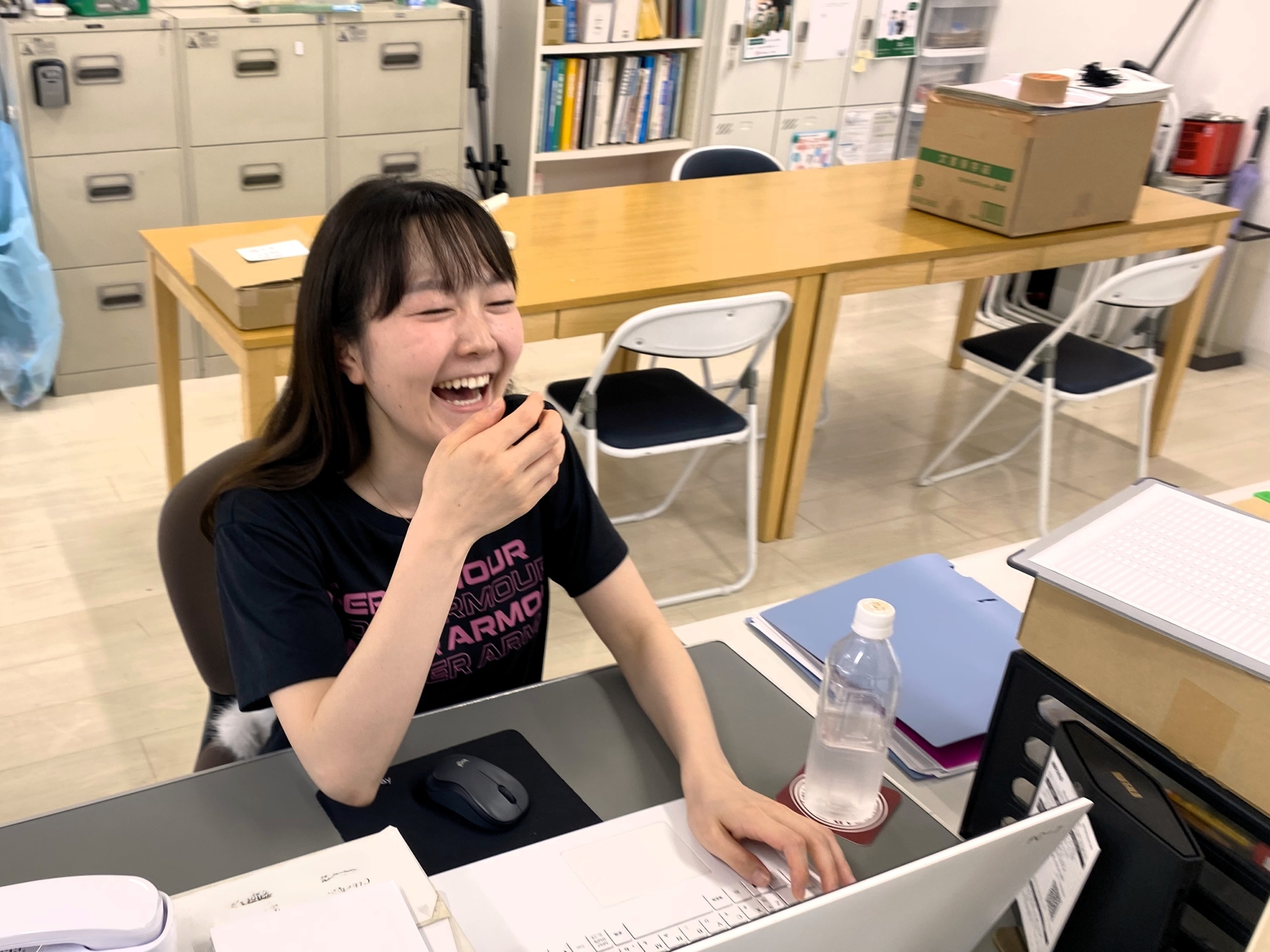 仕事をしている西澤さん